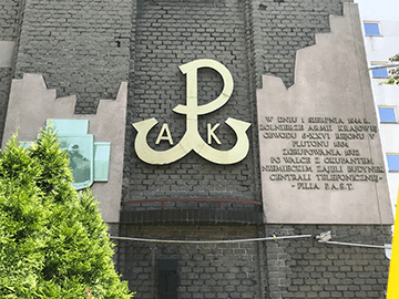 Składanie kwiatów przy Małej Paście na ul. Brzeskiej