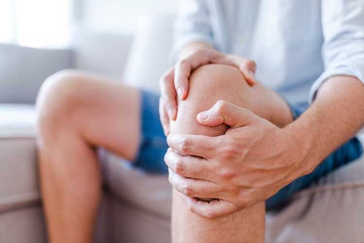 Reumatoidalne zapalenie może powodować obrzęk stawów