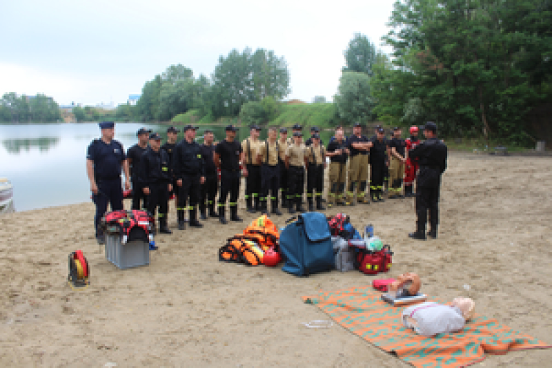 Ćwiczenia ze strażą pożarną na zbiorniku wodnym "żwirowni" w Sokołowie