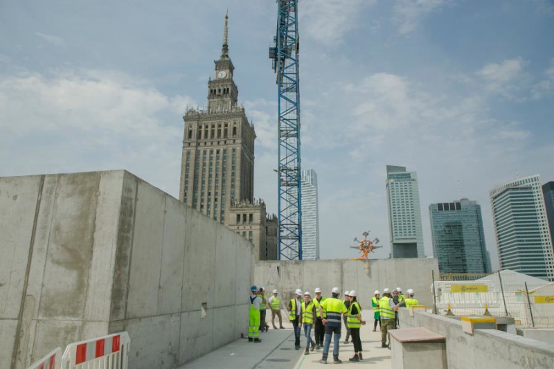 Wiecha na szczycie budynku Muzeum Sztuki Nowoczesnej w Warszawie