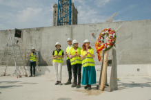 Wiecha na szczycie budynku Muzeum Sztuki Nowoczesnej w Warszawie