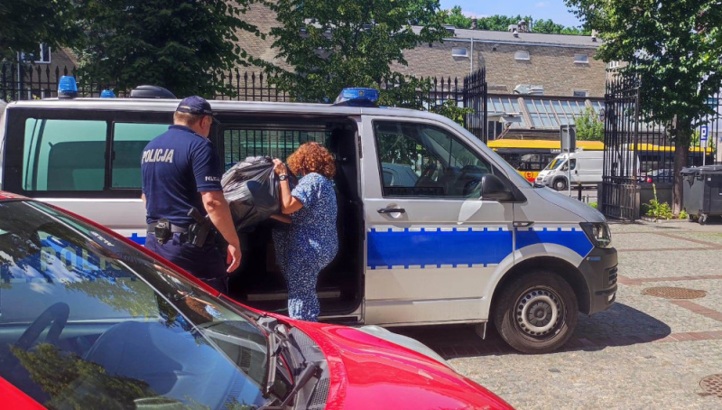 Dzielnicowi ze Śródmieścia dbają o uchodźców z Ukrainy oraz inne osoby potrzebujące pomocy