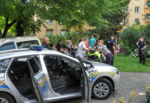 Strażnicy z Referatu Profilaktyki opowiedzieli o swojej pracy pensjonariuszom ośrodka przy ulicy Leonarda