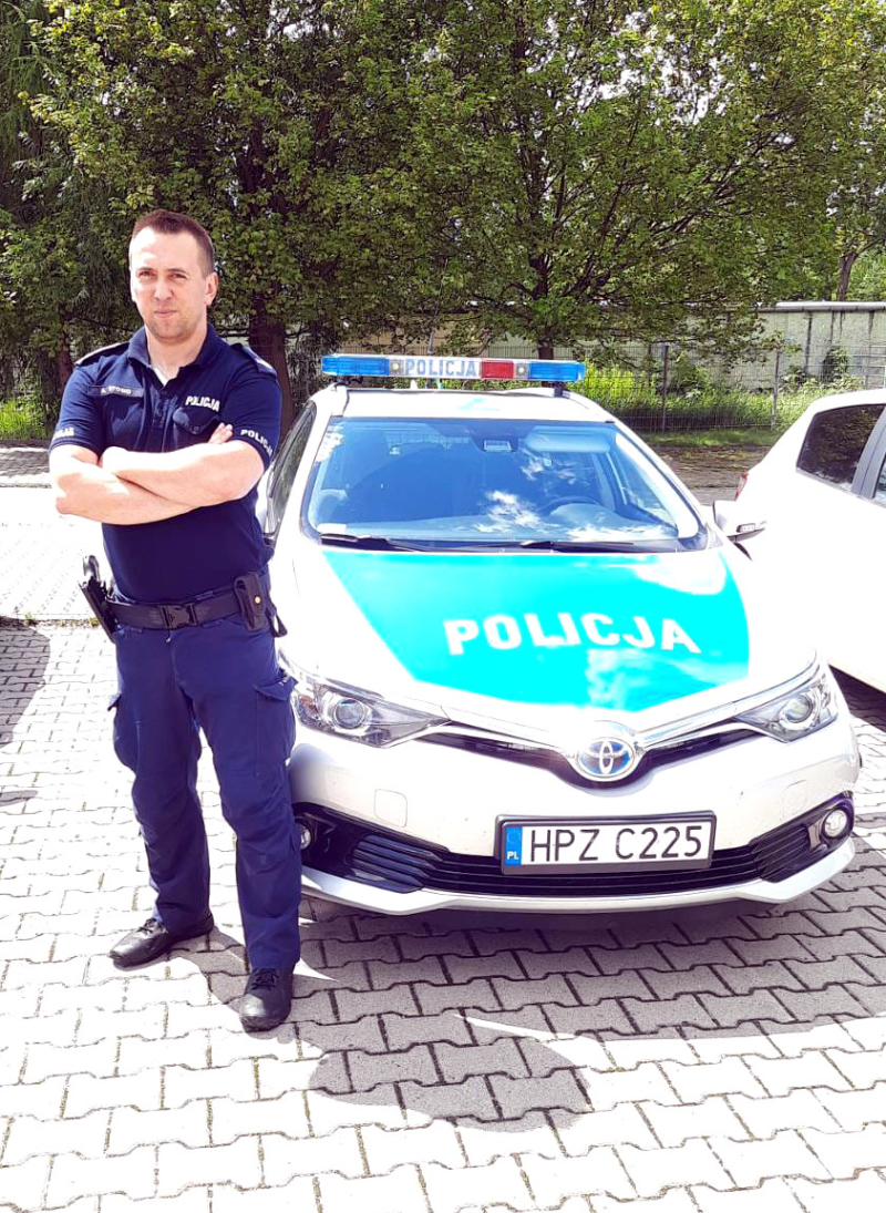 Policjant, ratując dziecko, wybił szybę w aucie