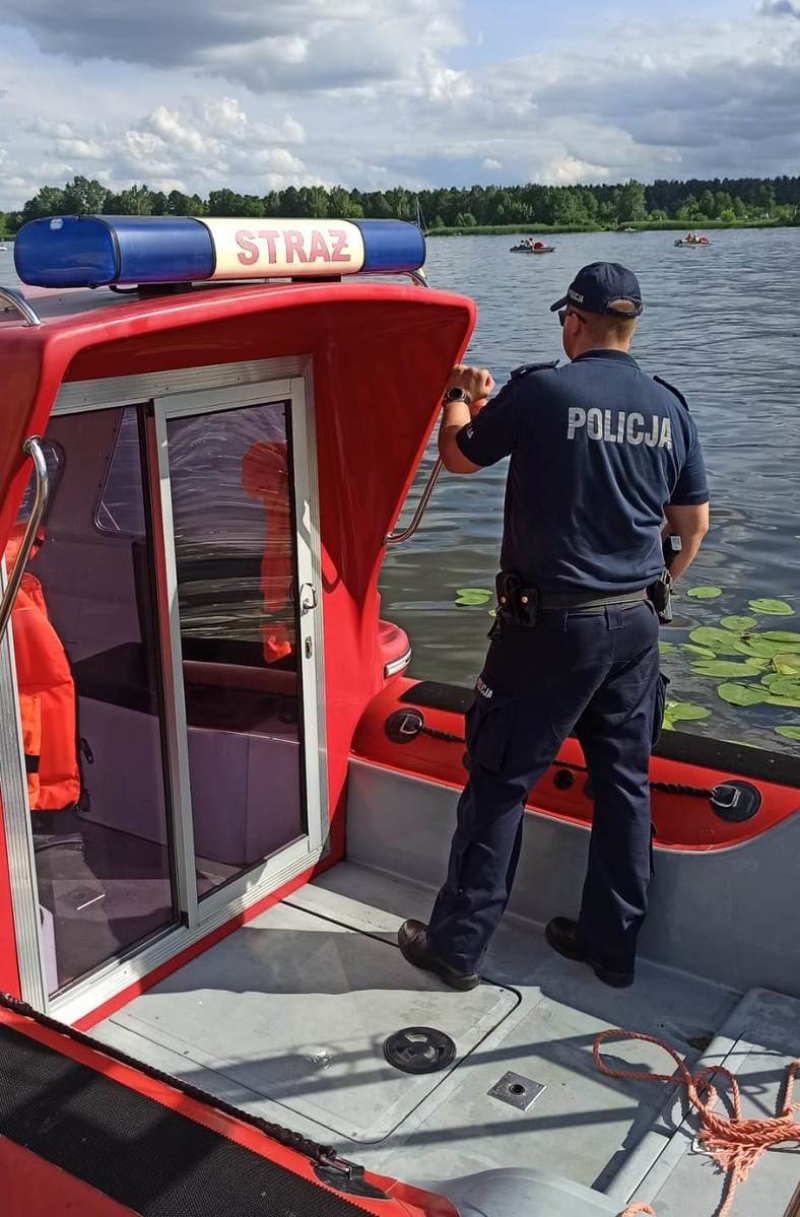 Policjanci i strażacy czuwają nad bezpieczeństwem osób wypoczywających nad wodą w powiecie legionowskim