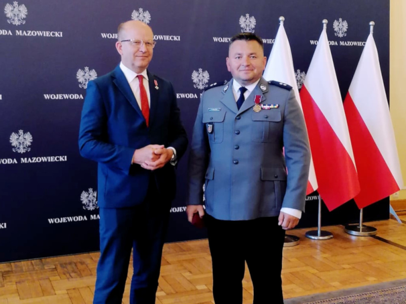 Funkcjonariusz otwockiej policji odznaczony Brązowym Krzyżem Zasługi. Podkomisarz Paweł Smoliński to policjant o wielkim sercu