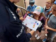 Z wizytą w otwockiej komemndzie. Dzieci z Klubu Hopsalnia w Otwocku poznały zasady bezpiecznego wypoczynku