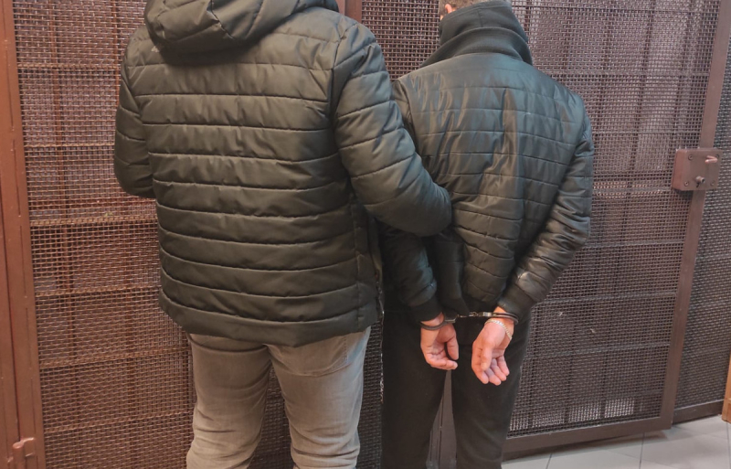 Zbił butelką szybę w autobusie