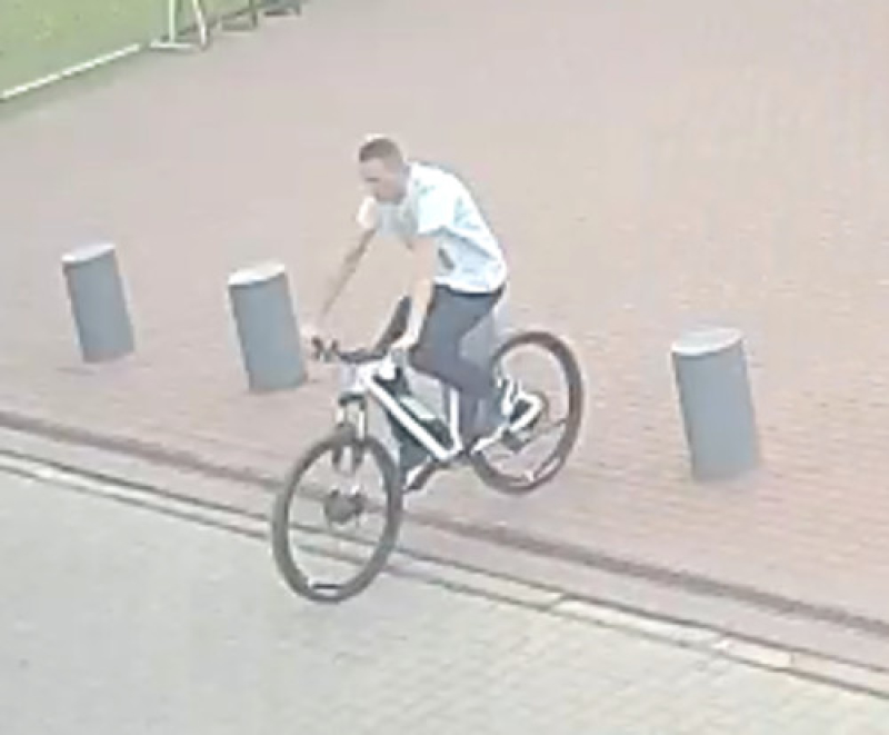 Kradzież roweru ze sklepu - poznajesz tego mężczyznę?