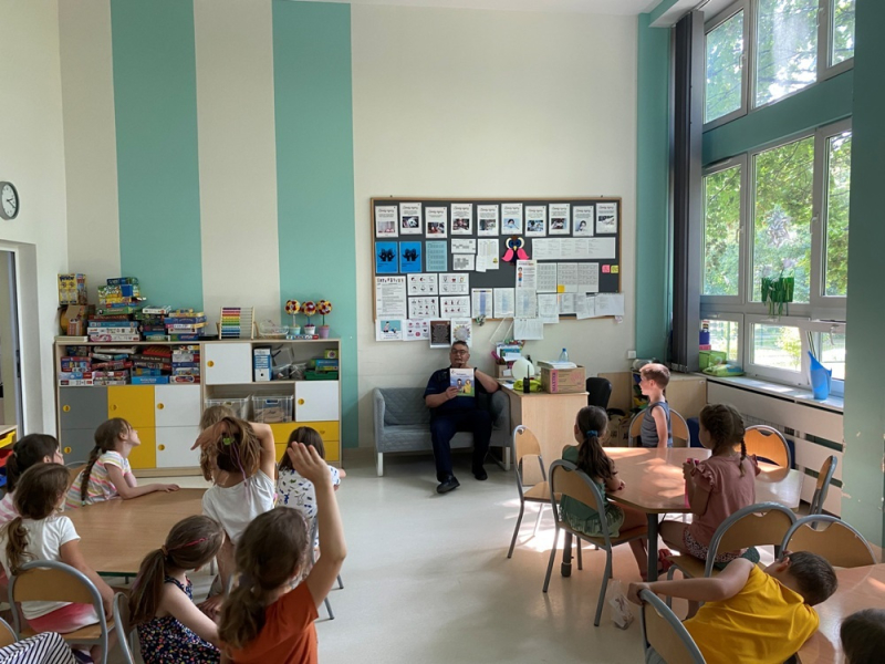 Policjanci z wizytą u dzieci biorących udział w akcji "Lato w mieście"