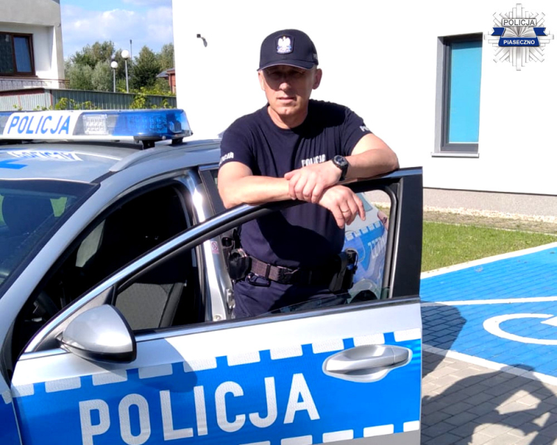 W czasie wolnym od służby pomógł poszkodowanej w wypadku