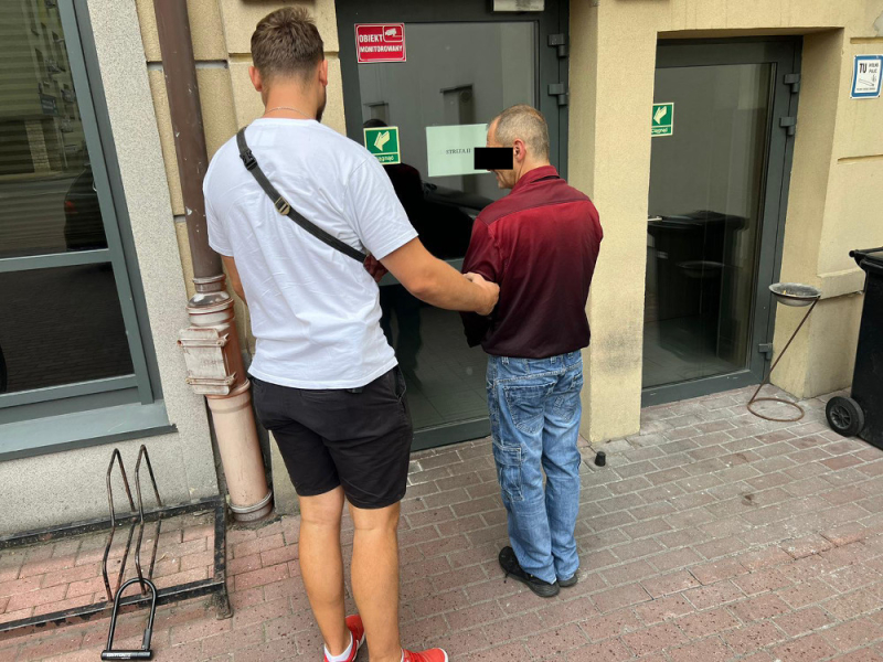 Ukradł walizki nowym lokatorkom, przed policjantami schował się pod łóżkiem