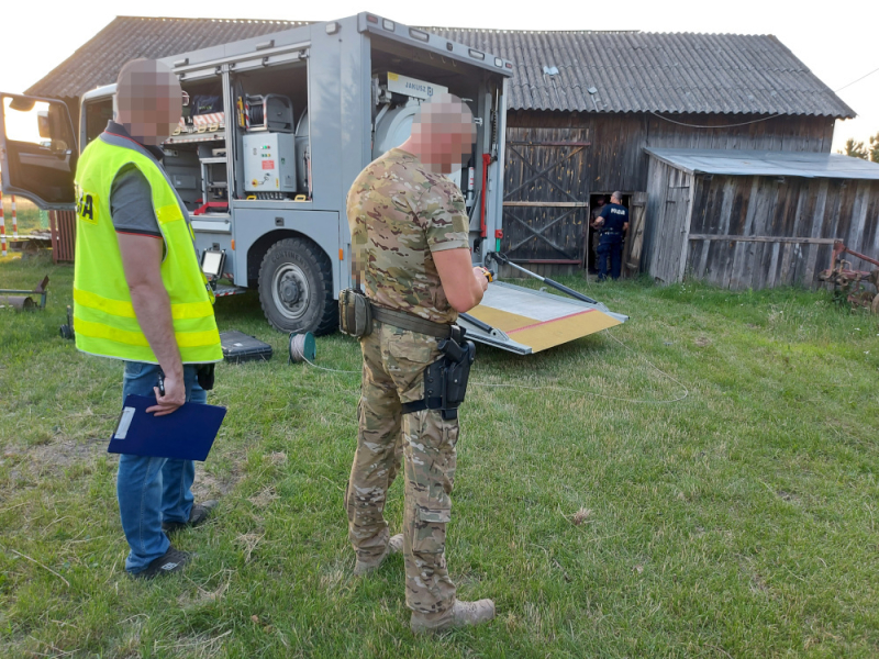 Granat znaleziony w stodole. Mundurowi zabezpieczyli teren, a patrol saperski zabrał niewybuch