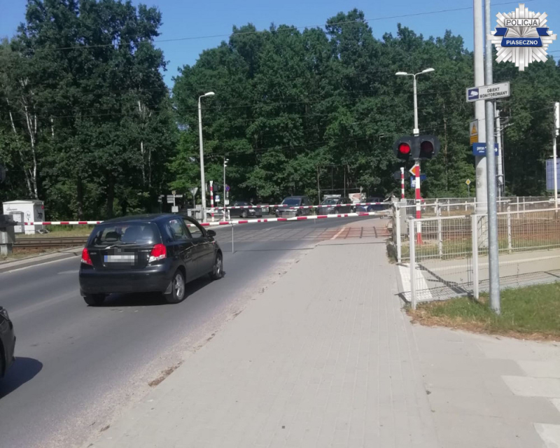 Mandaty karne na blisko 15 tysięcy złotych! Tak się kończą nieodpowiedzialne zachowania na przejeździe kolejowym!