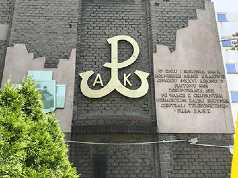 Składanie kwiatów przy Małej Paście na ul. Brzeskiej