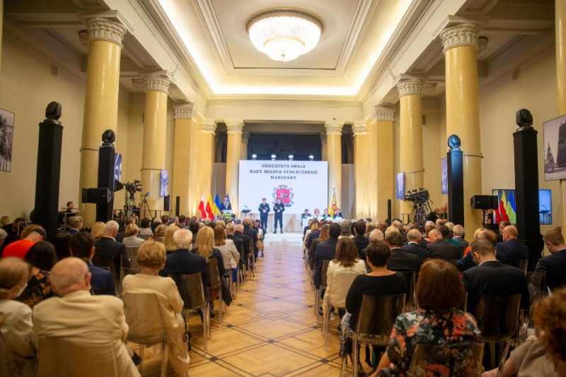 Honorowi Obywatele m.st. Warszawy na uroczystej sesji Rady Miasta