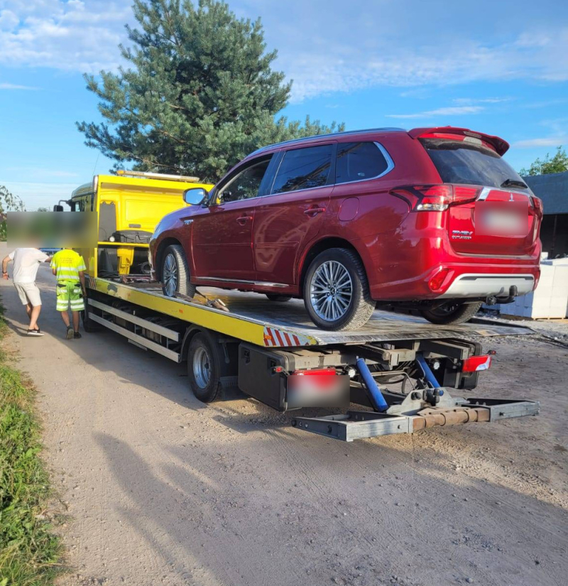 Operacyjni z grupy „Skorpion” odzyskali skradzione mitsubishi i zatrzymali trzech podejrzanych o jego paserstwo