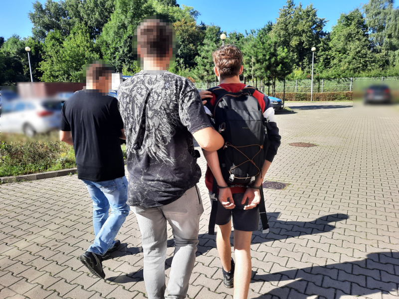 Policyjny dozór i zakaz opuszczania kraju dla podejrzanego o posiadanie znacznej ilości mefedronu