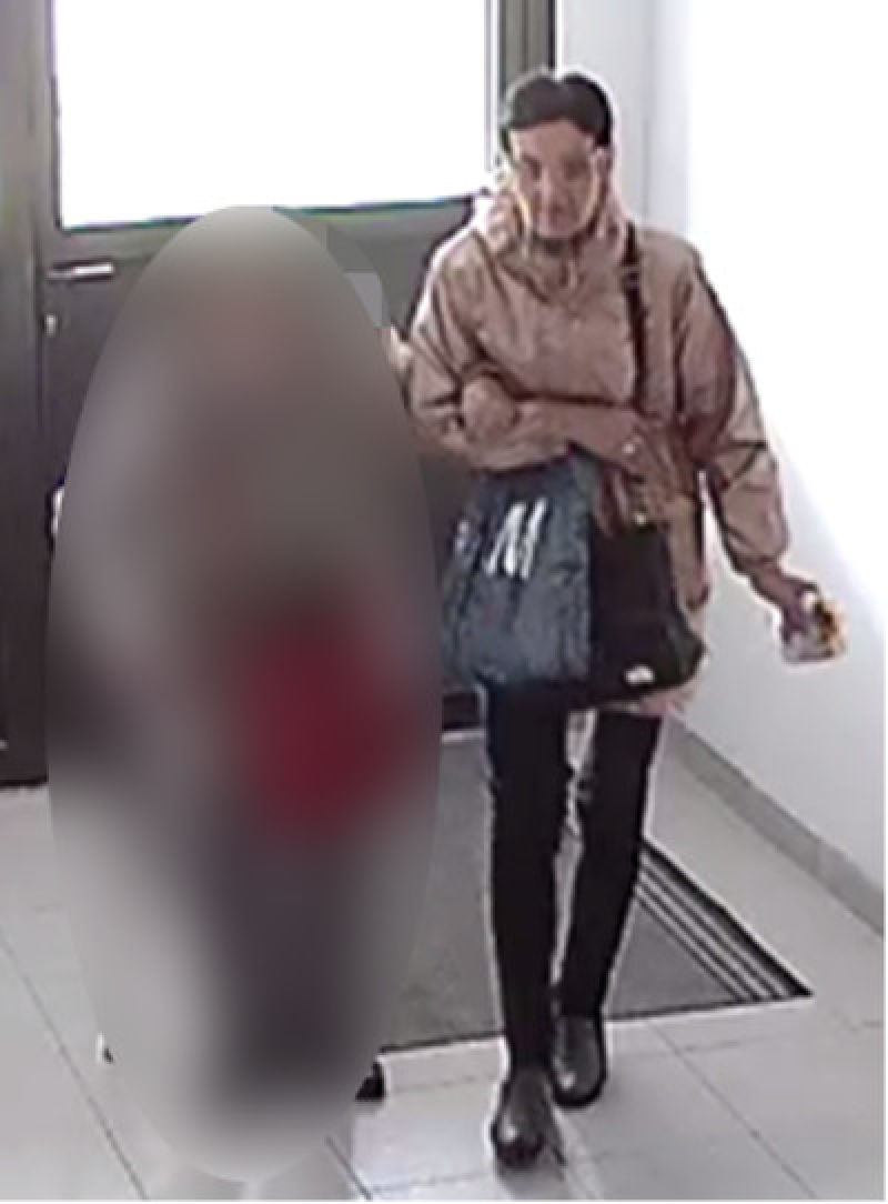 Pomogła starszej kobiecie, a potem ją okradła