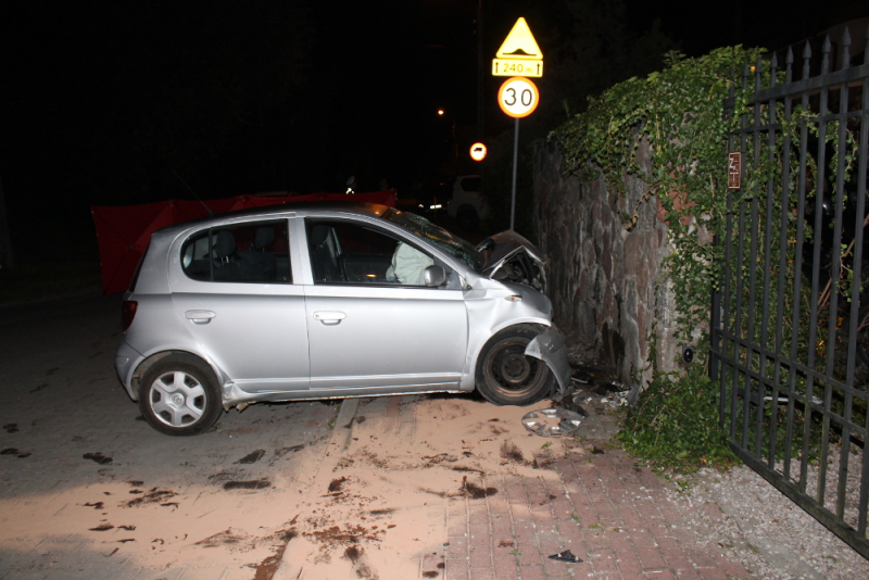 Wjechał w betonowe ogrodzenie, poniósł śmierć na miejscu