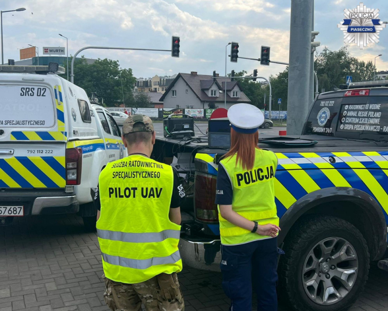Przestroga spadająca z nieba - odłóż telefon - czyli piaseczyńska drogówka w akcji!