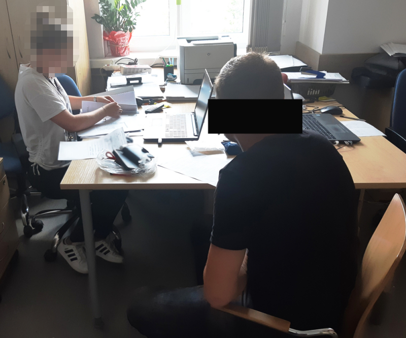 Był poszukiwany, miał też zakaz prowadzenia pojazdów. Wpadł za kółkiem przez przypadek