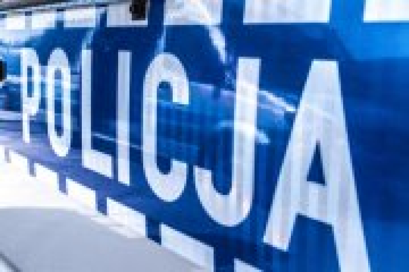 Policjanci ruchu drogowego szkolą technikę jazdy
