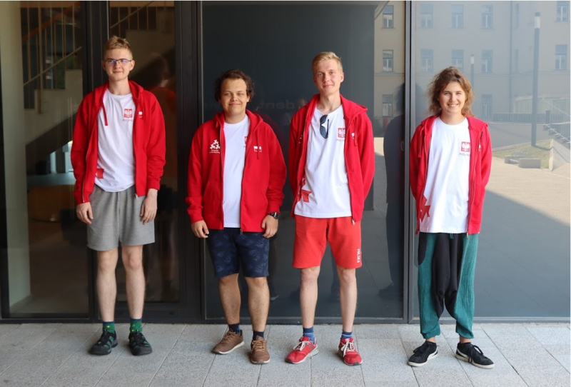 Absolwenci warszawskiego liceum złotymi medalistami Olimpiady Informatycznej Europy Centralnej