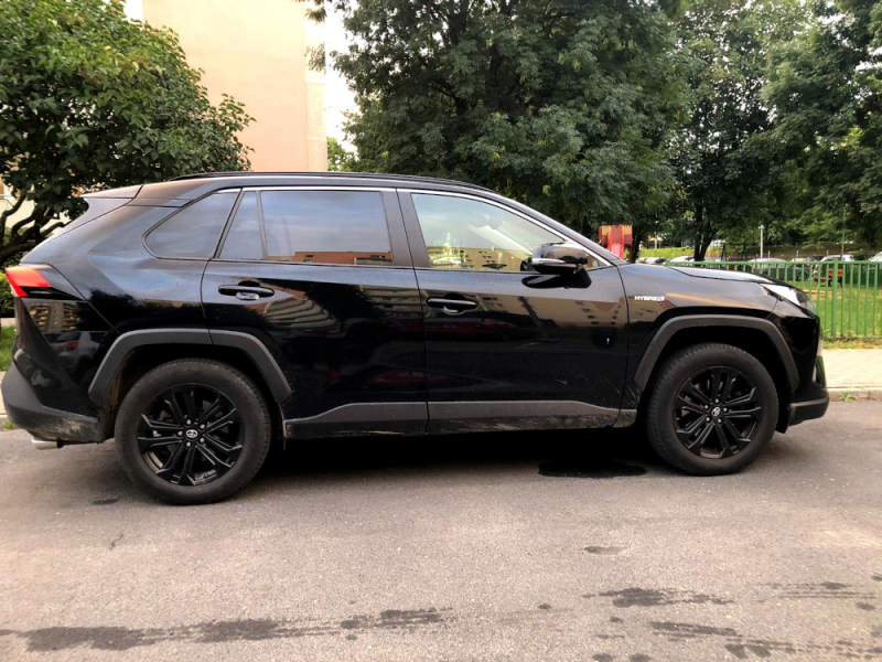 Obywatele Gruzji odpowiedzą za kradzież z włamaniem toyoty RAV4
