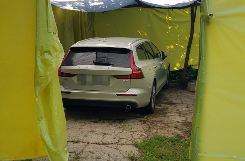 Policjanci odzyskali kradzione Volvo V60 i zatrzymali paserów