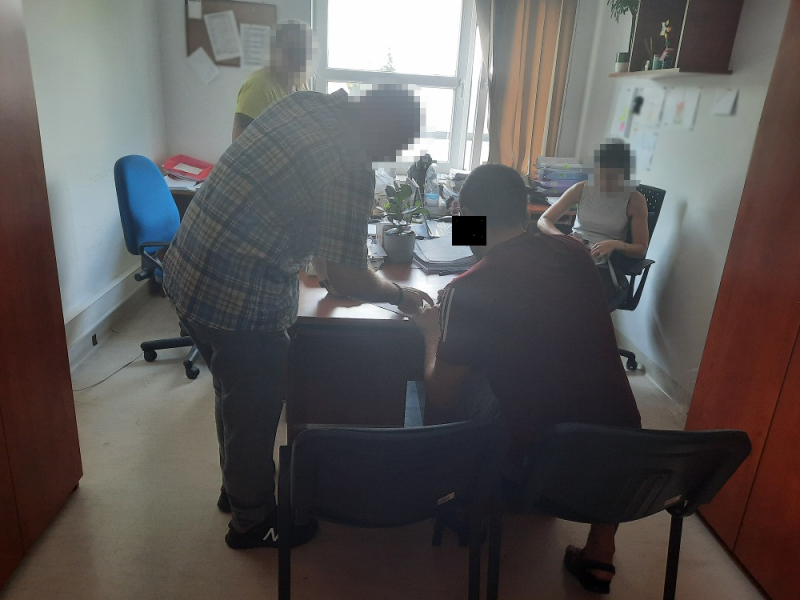 Wykorzystali nieuwagę właściciela saszetki i okradli go