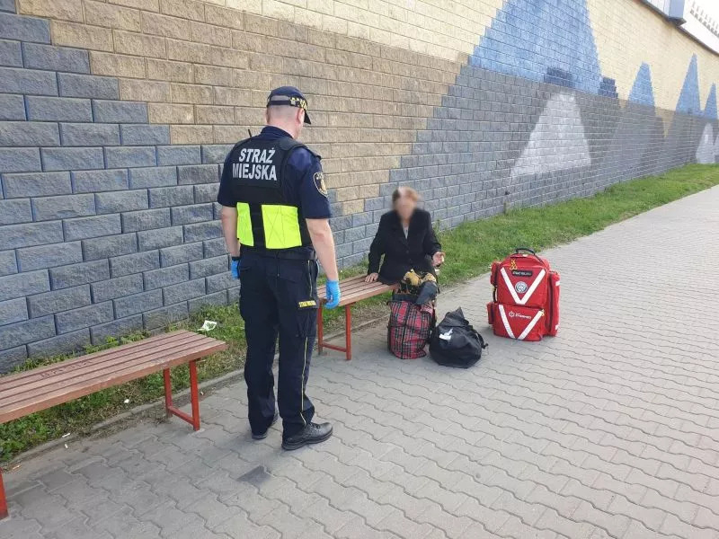 Strażnicy miejscy pomogli seniorce z zanikami pamięci