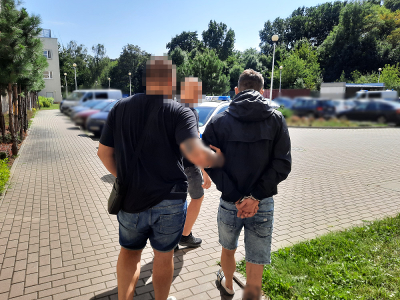 Rzucił w policjanta sztachetą, grozi mu kara do 3 lat pozbawienia wolności