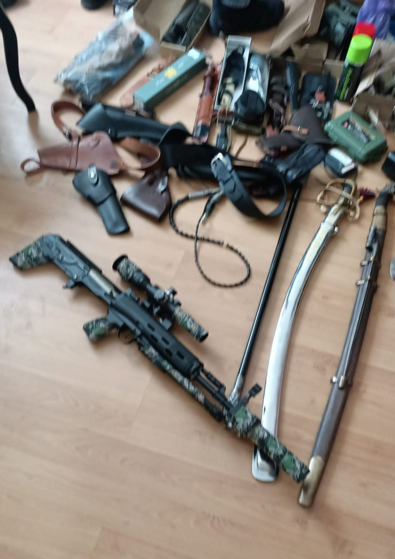 Znęcał się nad żoną i pasierbem, nielegalnie posiadał broń i narkotyki