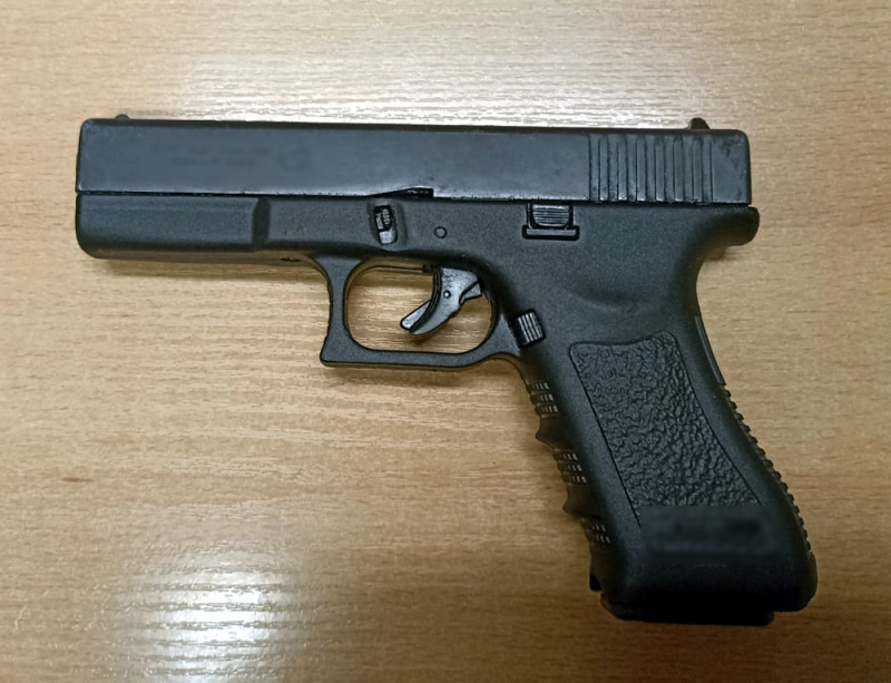 Groził bronią, jechał "na zakazie" i posiadał narkotyki. 44-latek zatrzymany po pościgu