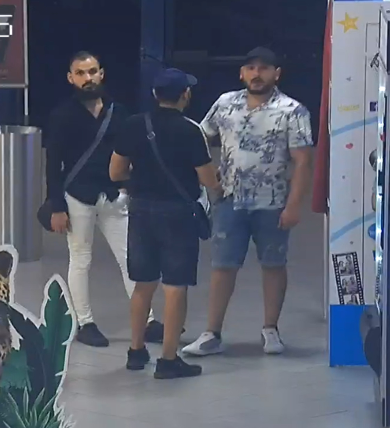 Włamanie do fotobudki i kradzież gotówki - szukamy tych mężczyzn