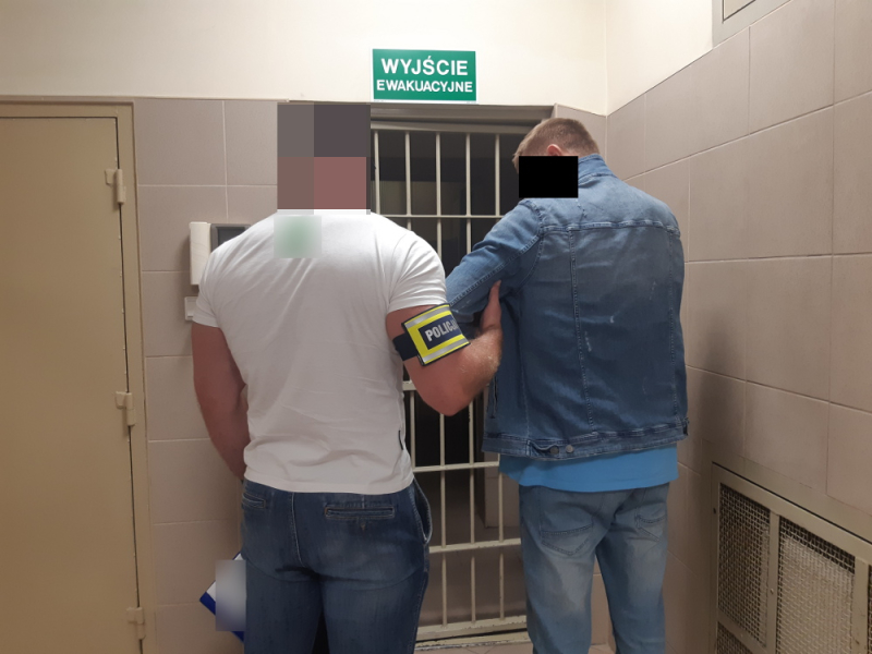 Policjantka po służbie zwróciła na niego uwagę, on wypłacał pieniądze z bankomatu przy użyciu wyłudzonego kodu Blik