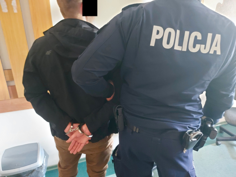 23-letni pacjent znieważył ratowników medycznych i zdemolował karetkę. Na takie zachowania nie ma przyzwolenia!