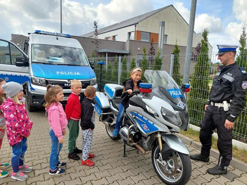 Funkcjonariusze Wydziału Ruchu Drogowego Komendy Powiatowej Policji w Pruszkowie edukują przedszkolaków