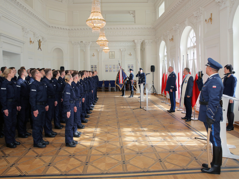 58 nowo przyjętych policjantów ślubowało strzec porządku i bezpieczeństwa