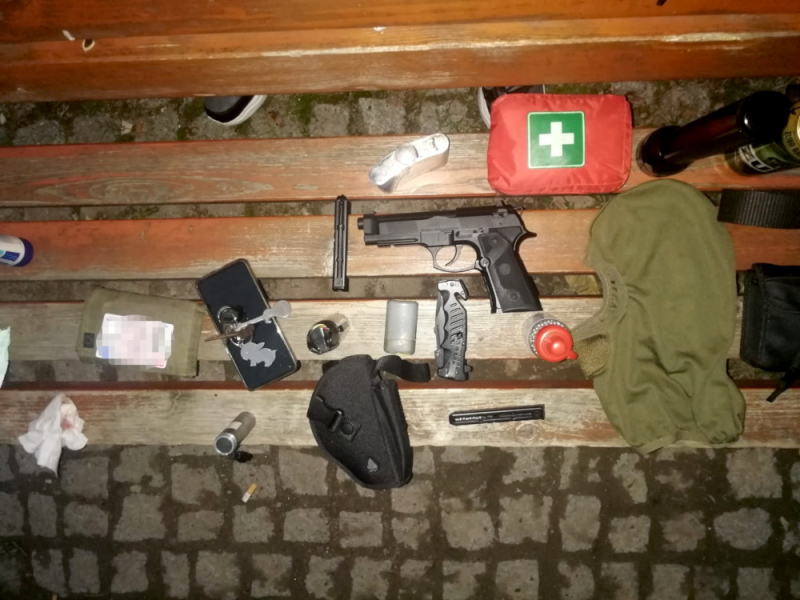 Pijany miłośnik militariów strzelał z automatycznego pistoletu załadowanego śrutem do przechodniów