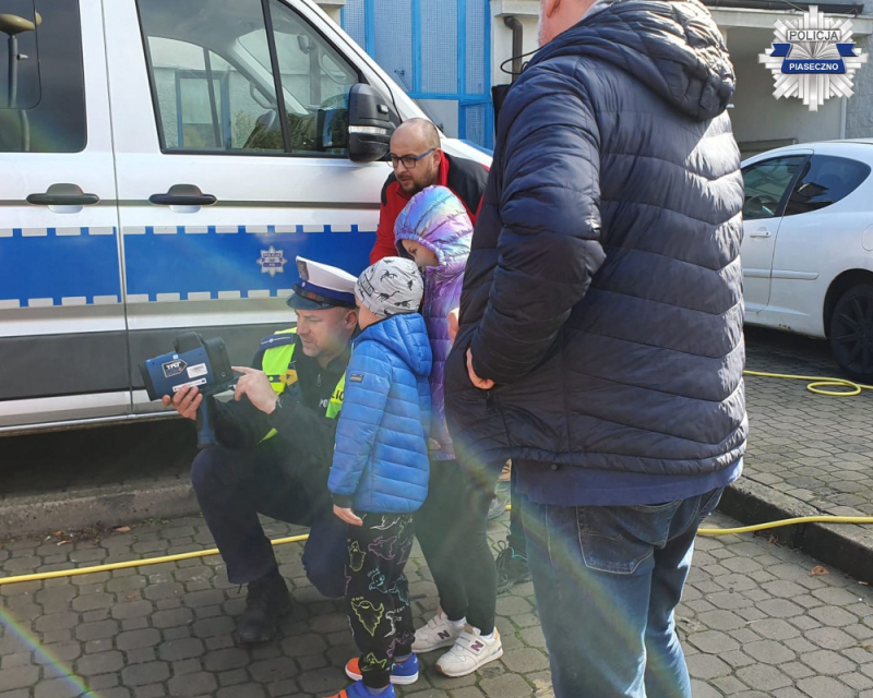 Funkcjonariusze na pikniku rodzinnym promowali zawód policjanta oraz szeroko rozumiane bezpieczeństwo