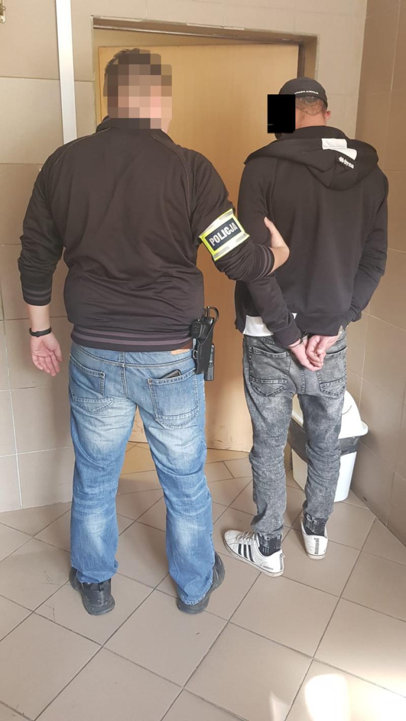 Zatrzymani na gorącym uczynku kradzieży z włamaniem samochodu