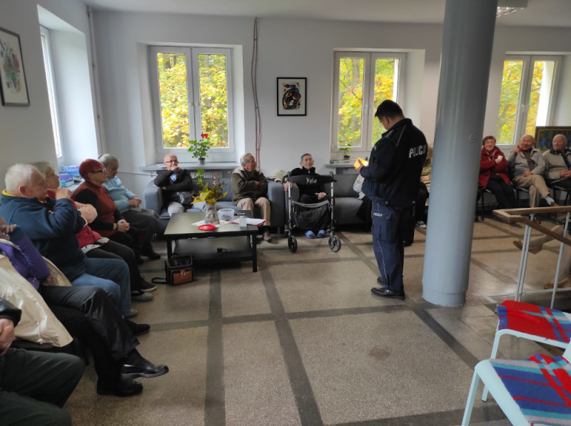 Grodziscy dzielnicowi ostrzegają seniorów przed oszustami