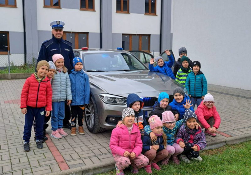 Nauka przez zabawę z policjantami Wydziału Ruchu Drogowego