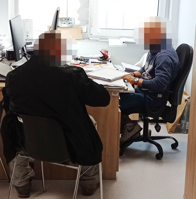 Płacił skradzioną kartą bankomatową – sprawne działania policjantów pozwoliły na jego szybkie zatrzymanie