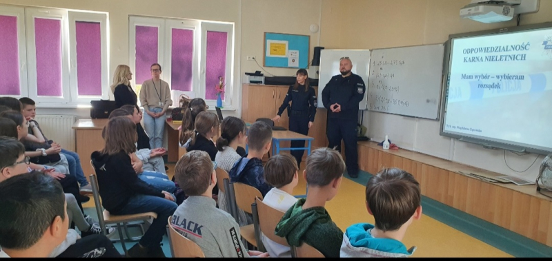 Dzielnicowy rozmawiał z młodzieżą o odpowiedzialności prawnej