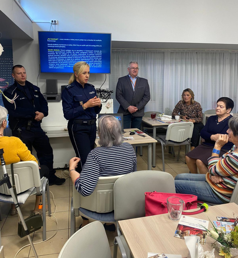 Policjanci na spotkaniu z seniorami w Domu Pobytu Dziennego