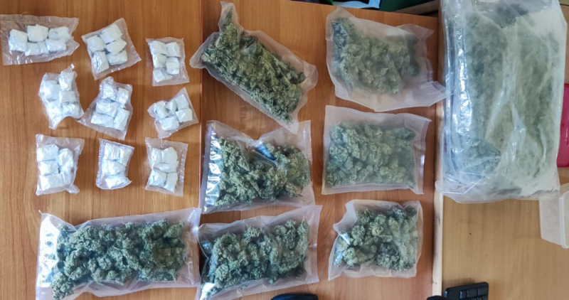 Ponad 800 gramów narkotyków w mieszkaniu, odpowiedzą za posiadanie znacznej ich ilości