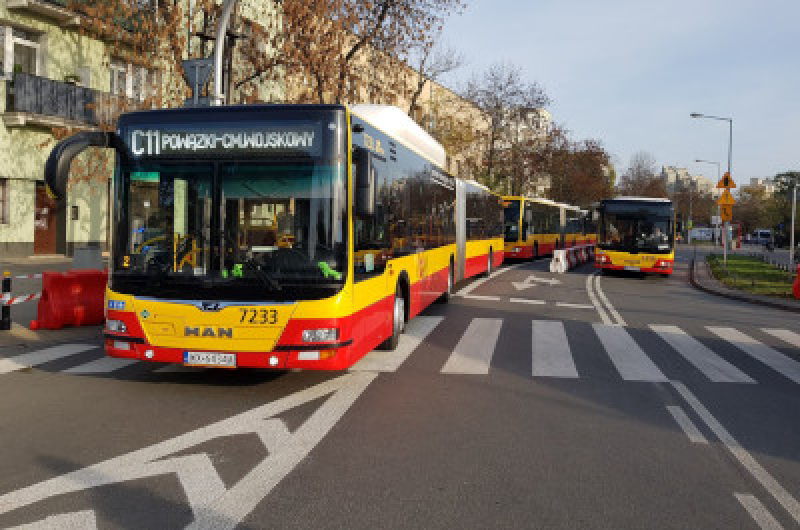 Łatwy dojazd komunikacją miejską na warszawskie cmentarze